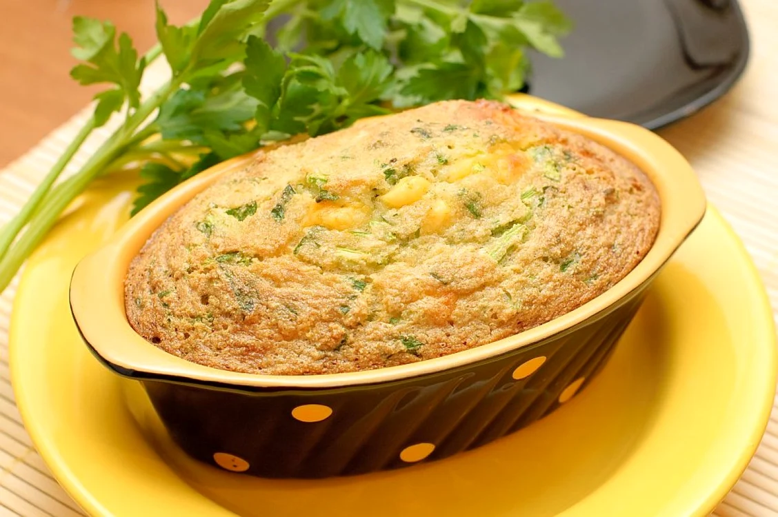 Tarabele sunt pline de dovlecei tineri. Credem că bine le-ar sta într-o budincă delicioasă!