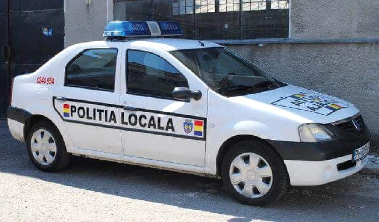 Un echipaj de Poliţie Locală s-a crezut de la Rutieră şi l-a amendat pe un biciclist „cu scuter” FOTO Facebook/Politia Locala