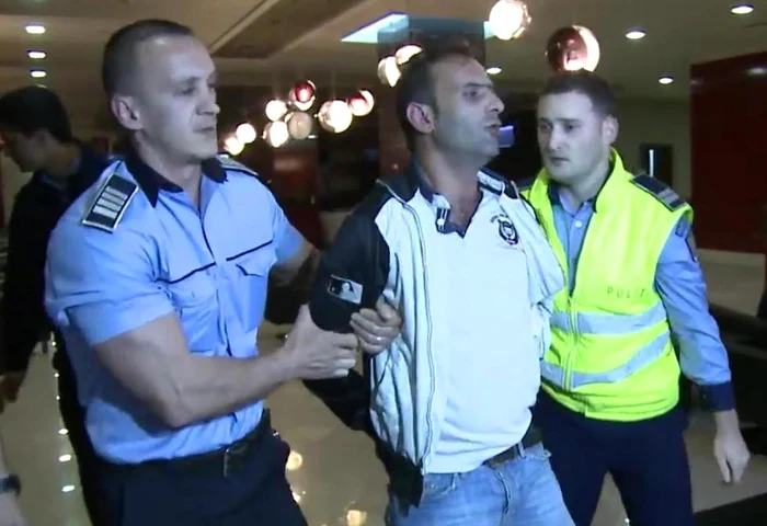 Timişoreanul a fost încătuşat de poliţişti