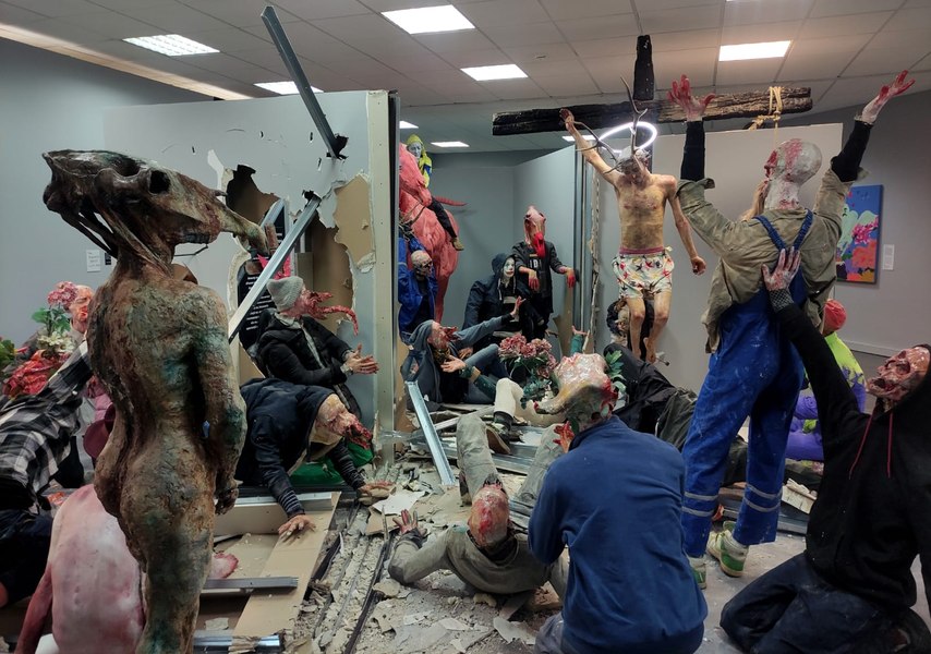 Expoziția „Nimfe și Zombi”: Alăturarea a doi artiști timișoreni, într-un contrast nemaivăzut. Scena răstignirii lui Iisus, într-o reinterpretare terifiantă FOTO