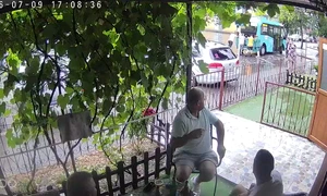 Femeile împing atobuzul, bărbații la terasă Costel CraescuFacebook mp4 thumbnail png