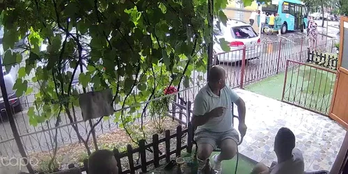 Femeile împing atobuzul, bărbații la terasă Costel CraescuFacebook mp4 thumbnail png