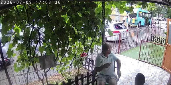 Femeile împing atobuzul, bărbații la terasă Costel CraescuFacebook mp4 thumbnail png
