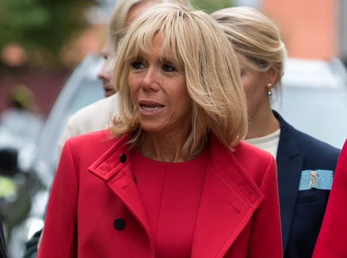 
    Brigitte Macron a ales o ținută roșie Louis Vuitton, iar Prințesa Mary, o rochie ce a amintit de stilul lui Kate Middletonfoto: Hepta  