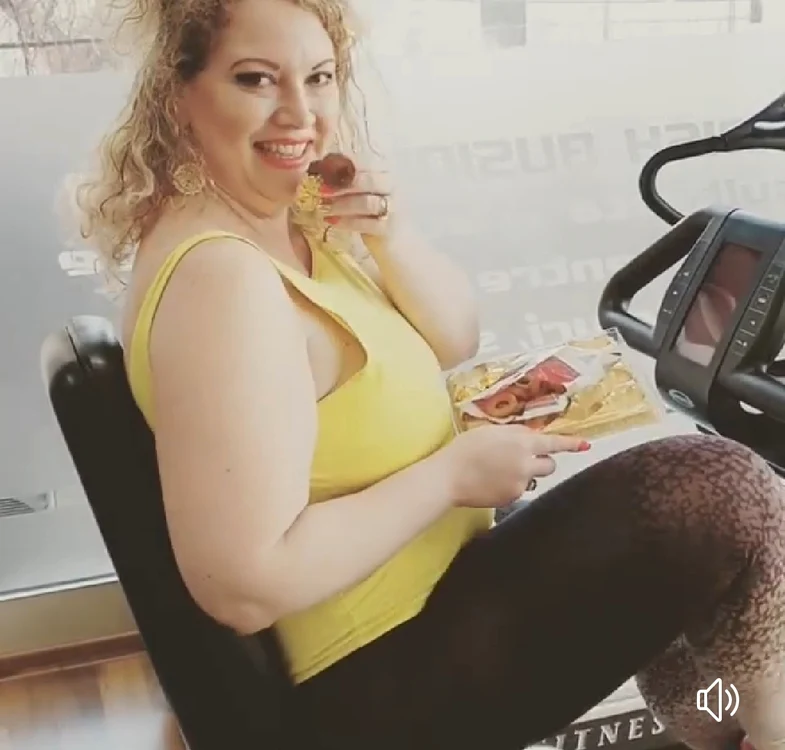 La început, Oana făcea exerciţii fizice în timp ce mânca