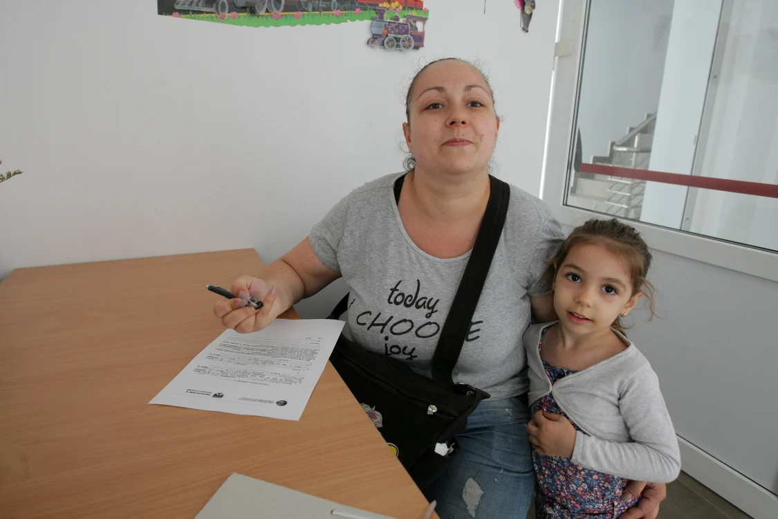 
    Alina Fleancu este fericită că are unde să-și lase fetița. Astăzi a înscris-o la grădinița de vară ”Albinuțele” (fotografii:Dorin Constanda)  