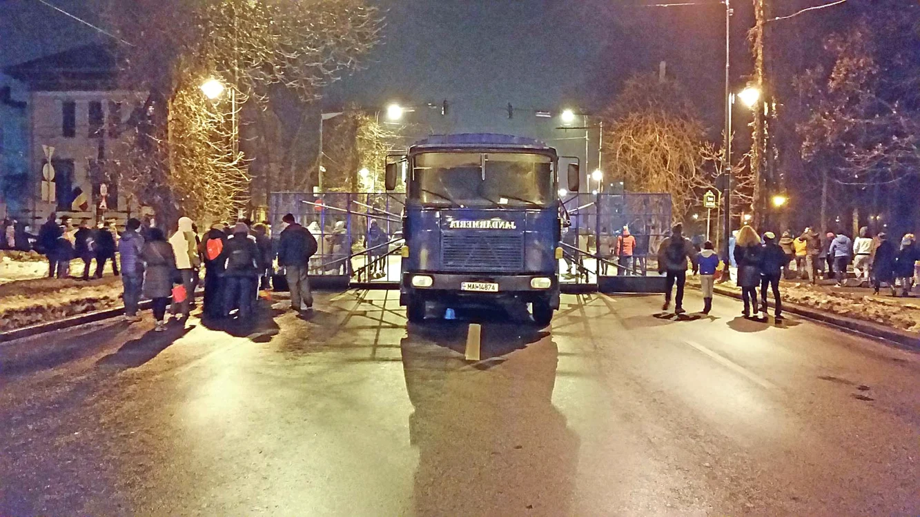 
    Jandarmii deţin un gigant de 16 tone care blochează cu un gard intrarea în Piaţa Victoriei Foto: Bogdan Nicolai, Dorin Constanda   