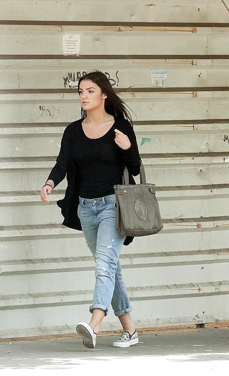 Diana susţine examenele, deşi are probleme la mâna dreaptă