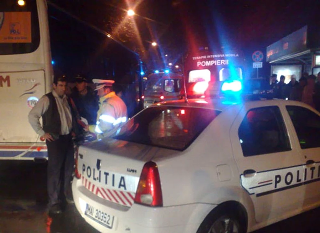 Autobuzul groazei a avariat o casă, un stâlp al Electrica şi o conductă de gaz. Foto: Arhiva