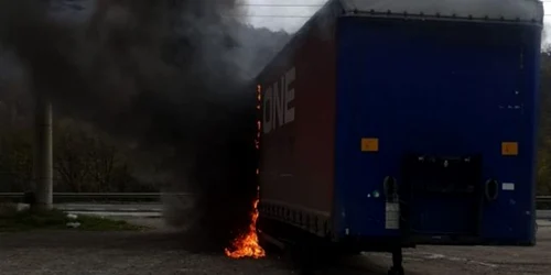 TIR în flăcări pe DN 7 - Valea Oltului în Racoviţa - judeţul Vâlcea Foto Adsevărul