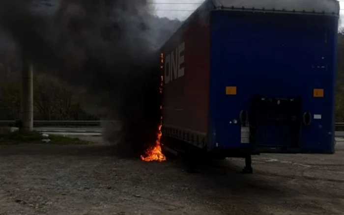 Pompierii au intervenit pentru stingerea flăcărilor care au cuprins cabina unui TIR pe DN 7, în Vâlcea; Foto Adevărul