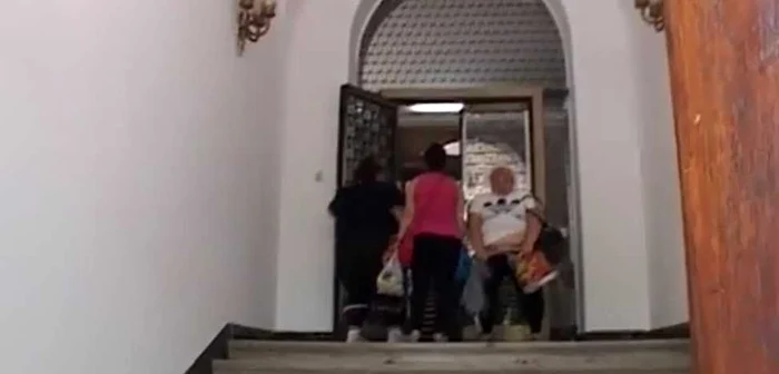 Mama unuia dintre minorii arestaţi pentru viol şi-a dat pantalonii jos.