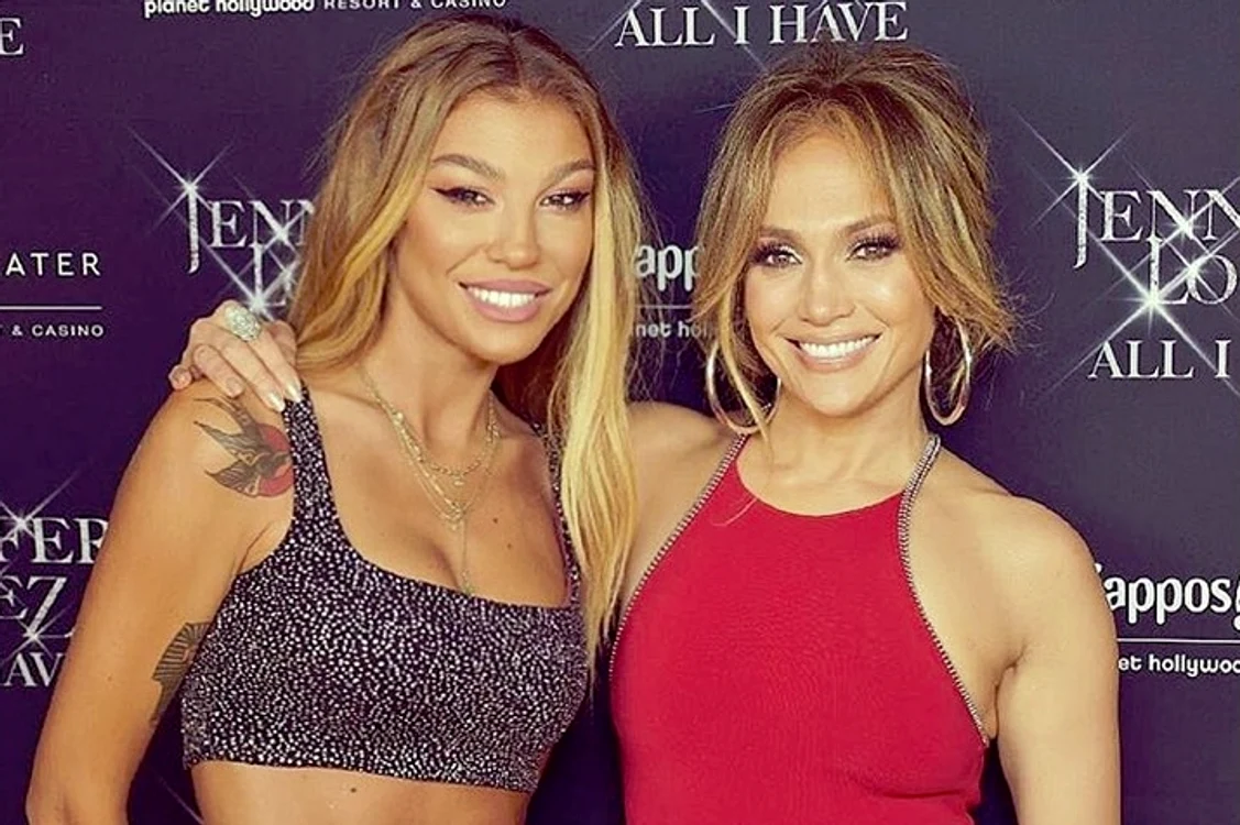 
    Laura Giurcanu s-a pozat cu Rihanna foto: Instagram/ lauragiurcanu  