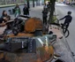 Oameni privesc un transportor blindat rusesc distrus expus lângă muzeul de război din Kiev Ucraina 02 mai 2022 FOTO EPA-EFE