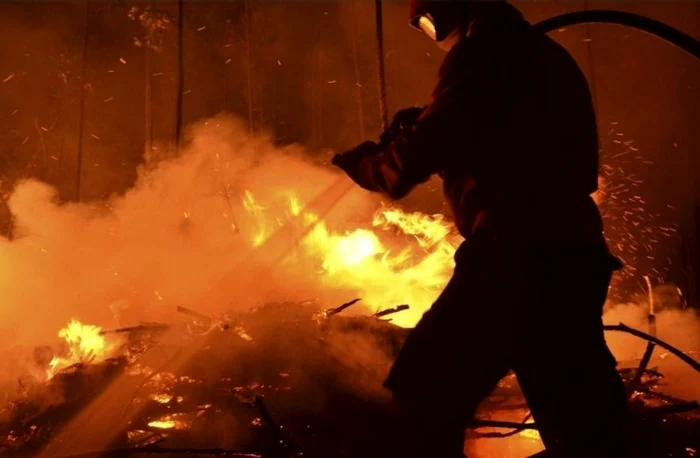 Pompier intervenind pentru stingerea flăcărilor FOTO ziarulevenimentul.ro