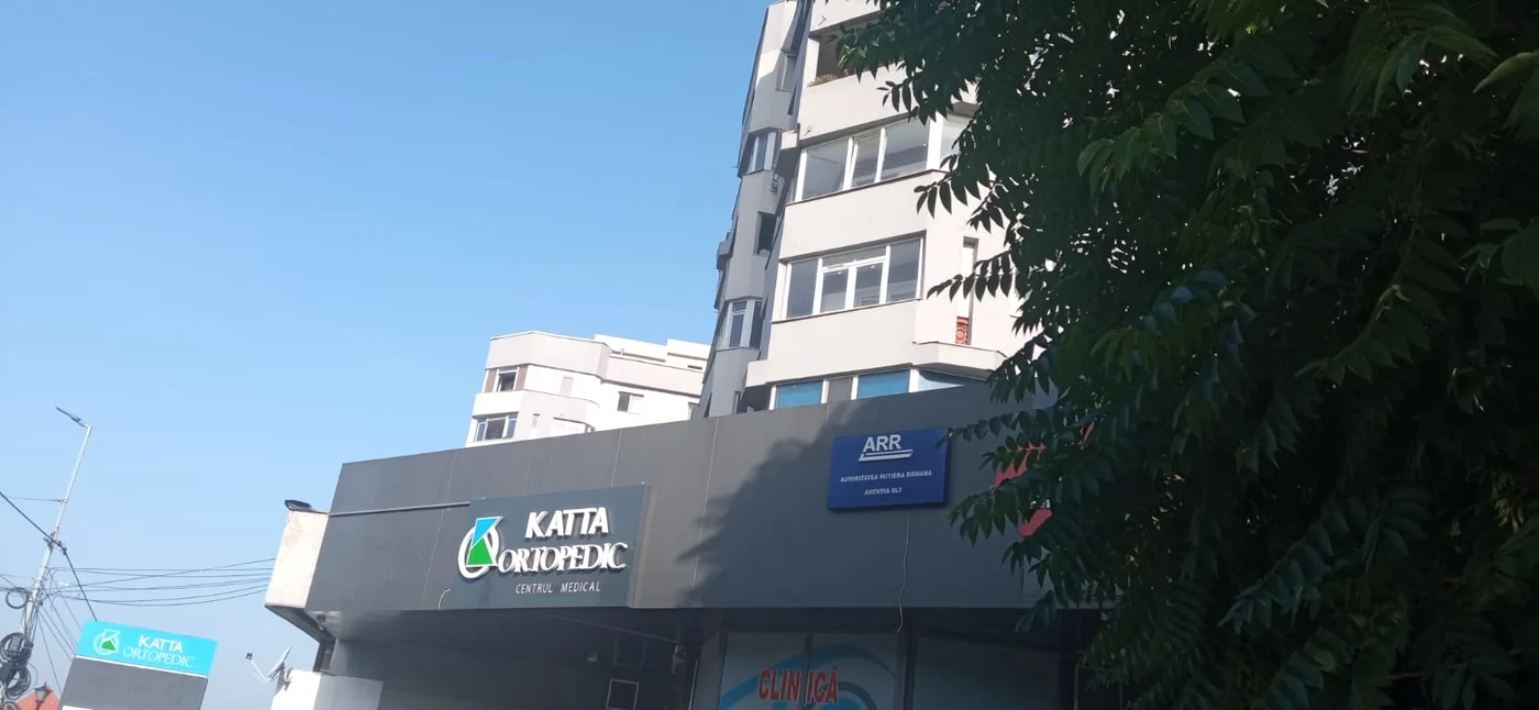Echipajul medical a avut nevoie de sprijinul pompierilor pentru a ajunge pe terasă FOTO: Theo Trușcă