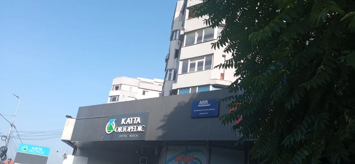 Echipajul medical a avut nevoie de sprijinul pompierilor pentru a ajunge pe terasă FOTO: Theo Trușcă