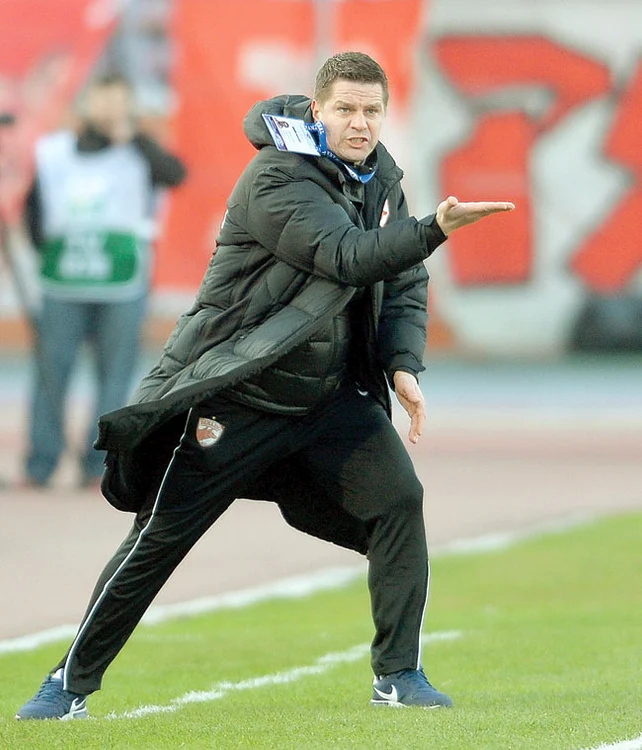 Antrenorul dinamovist demisionează dacă nu bate Rapidul, spre bucuria fanilor care îl iau peste picior mereu