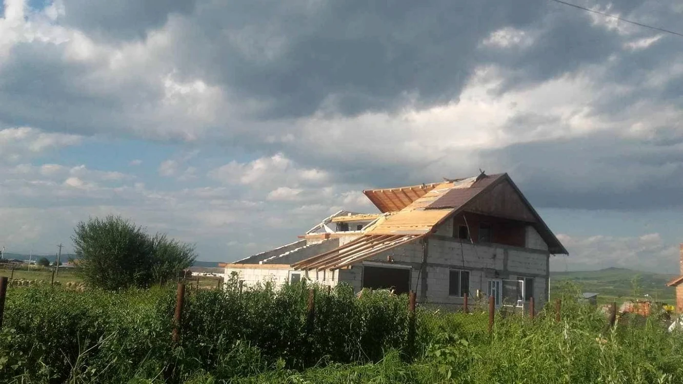 Tornada a lăsat fără acoperiş o casă din satul Leorinţ