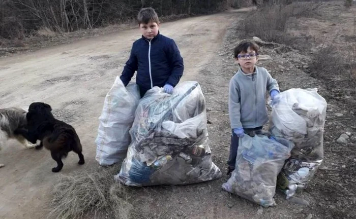 Giorgian şi Andrei Frăţiloiu au umplut patru saci cu gunoaie FOTO monitoruldedorna.ro