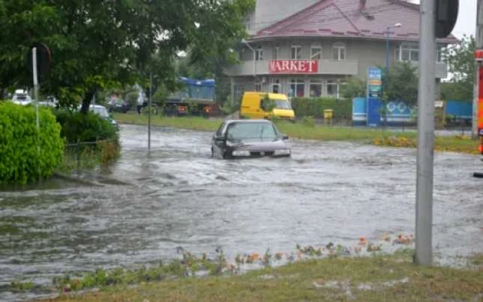 Mai multe intersectii din municipiul Botosani au fost inundate FOTO botosaneanul.ro