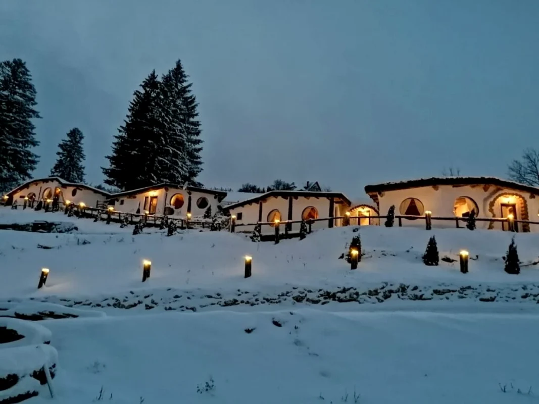 Căsuţele de hobbit de la Fundata FOTO Arhiva personală