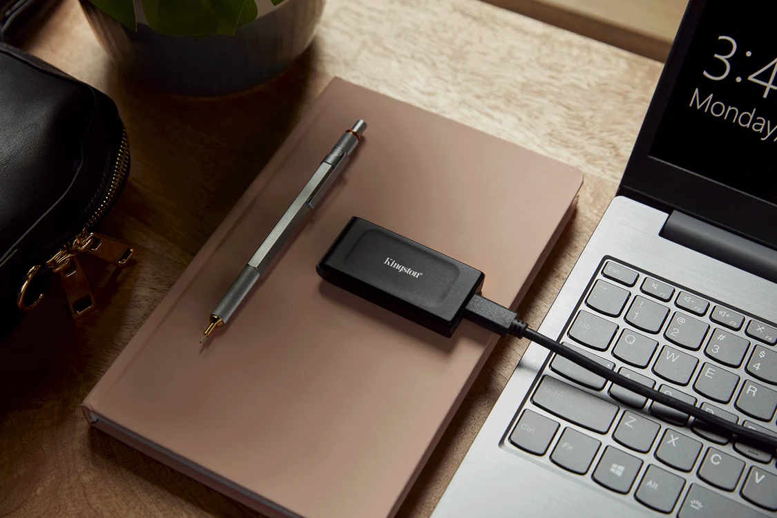 SSD extern Kingston XS1000 conectat la laptop.