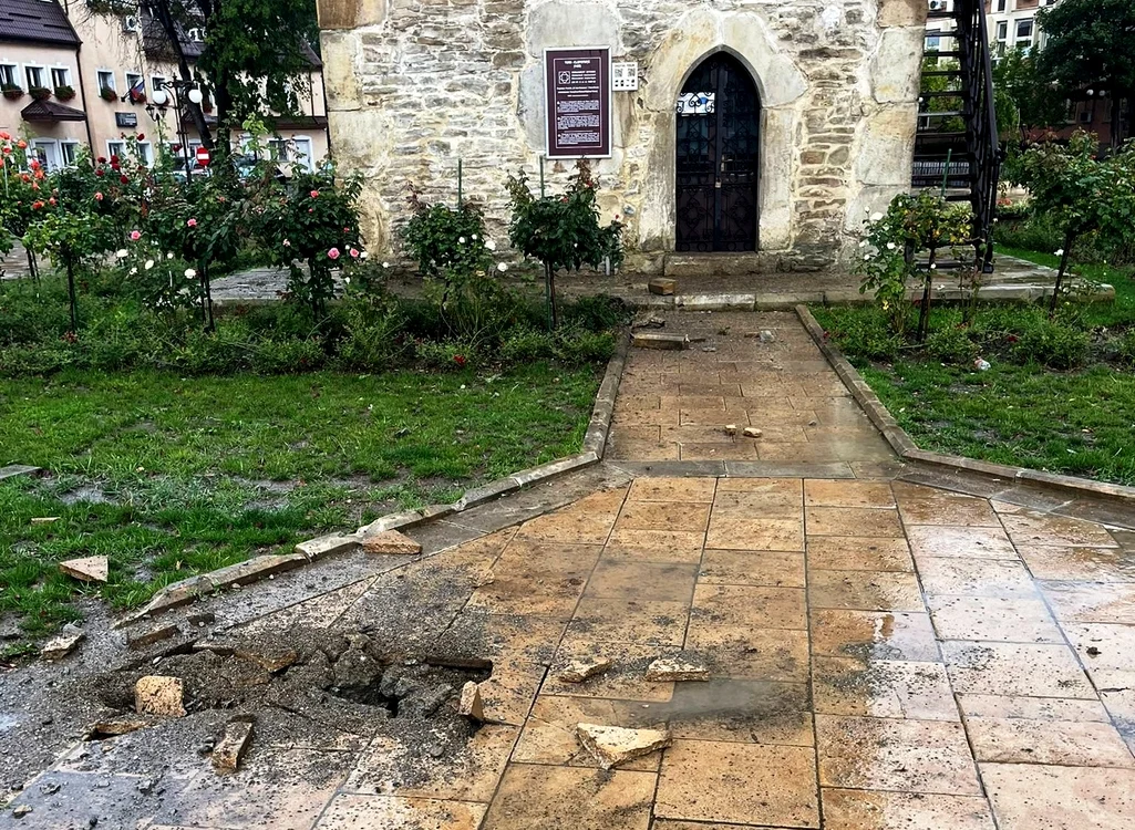 Descărcarea electrică a sfărmat dalele din piatră ale aleii FOTO Prefectura Neamț 