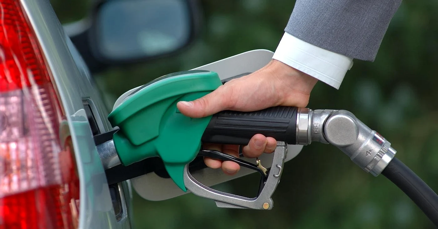 
    Pentru fiecare litru de carburant alimentat, vom plăti câte 5 bani în plus   