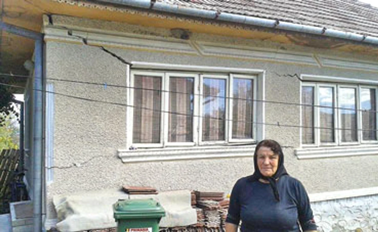 
    Casele oamenilor sunt crăpate ca după bombardament  