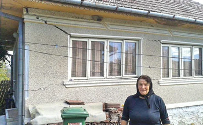
    Casele oamenilor sunt crăpate ca după bombardament  