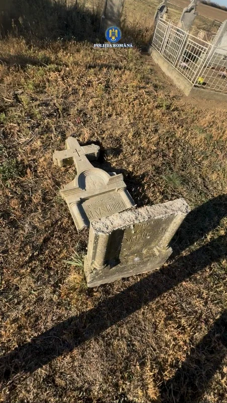 Morminte profanate FOTO Politia romana 2 jpg