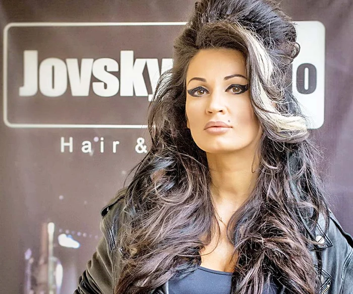 
    Adrian Perjovsky  a transformat-o  pe Luciu în Amy  Winehouse Foto: Alex Dănescu  