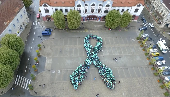 Funda verde va fi formată din siluete umane Foto: Esperando