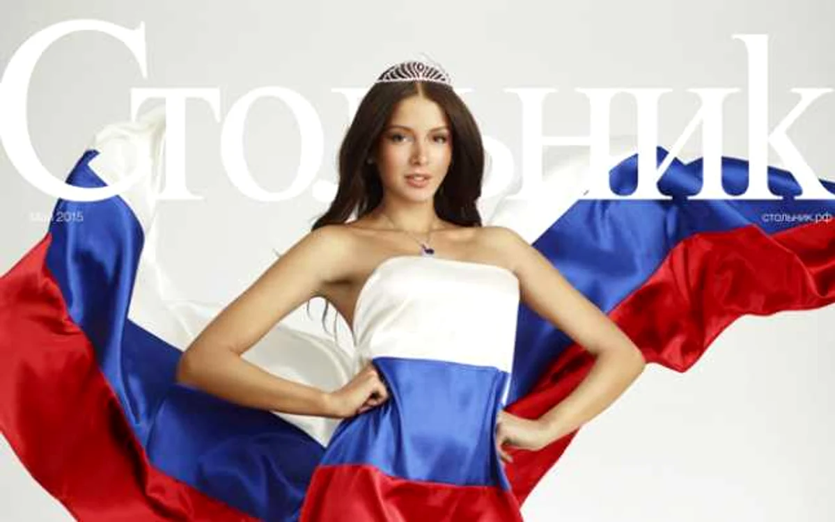 Miss Rusia, Sofia Nikitciuk, a apărut pe coperta revistei „Stolnik“ învelită într-un material asemănător cu steagul ţării FOTO Copertă Stolnik via Moscow Times