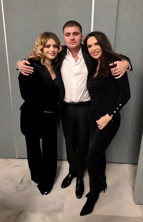 Mario, alături de mama lui și Cristina Spătar - Foto: Instagram 