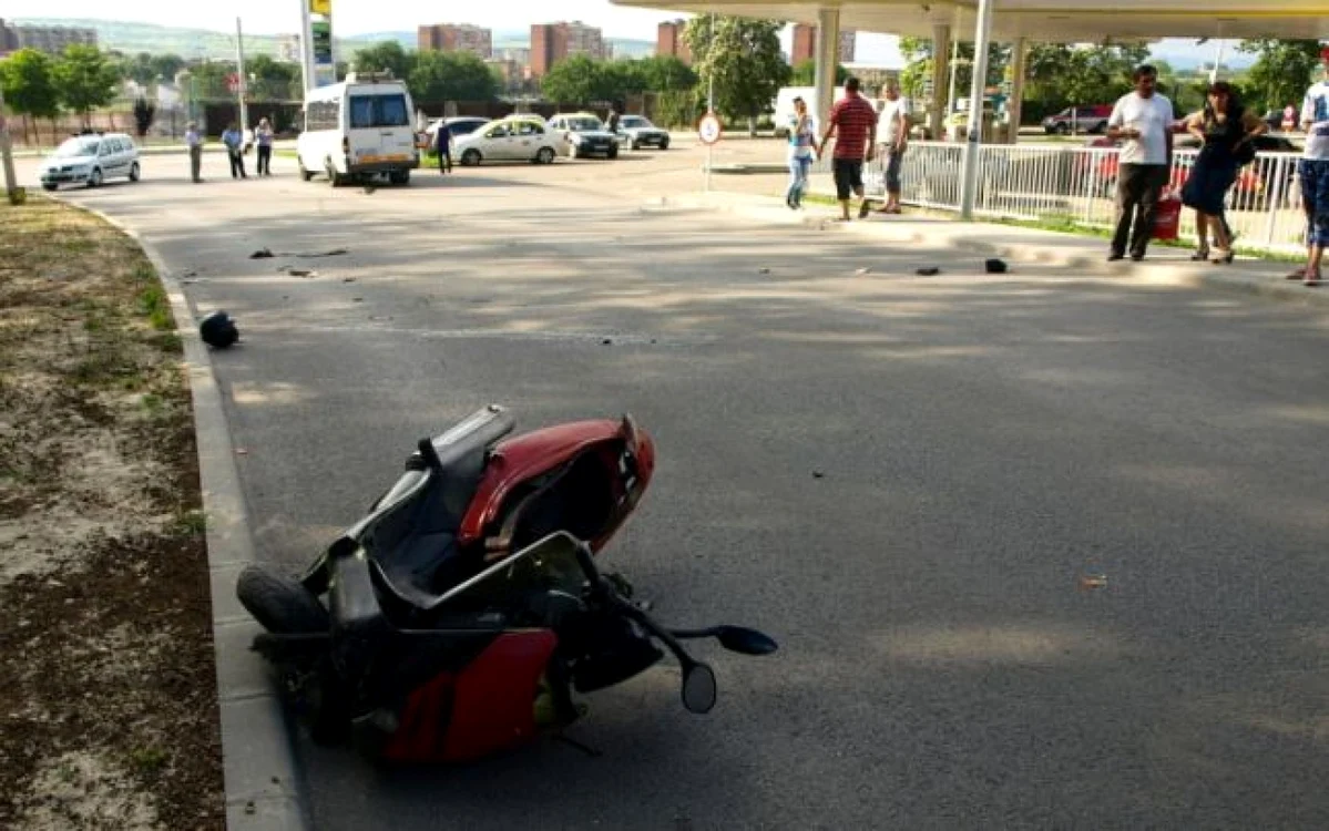 Bărbatul nu a mers la spital după ce a căzut de pe scuter. Foto: Adevărul