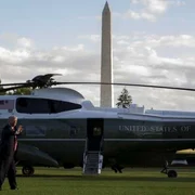 Presedintele american Donald Trump se indreapta catre Marine One dupa ce a facut declaratii pe pajistea de la Casa Alba. FOTO EPA-EFE