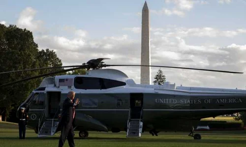 Presedintele american Donald Trump se indreapta catre Marine One dupa ce a facut declaratii pe pajistea de la Casa Alba. FOTO EPA-EFE