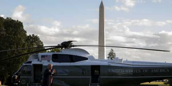 Presedintele american Donald Trump se indreapta catre Marine One dupa ce a facut declaratii pe pajistea de la Casa Alba. FOTO EPA-EFE