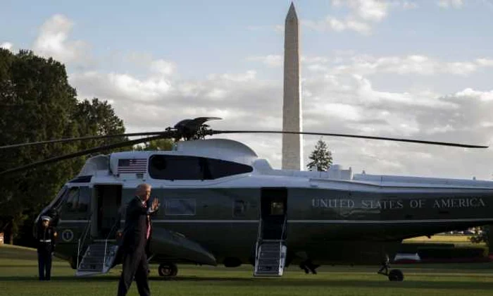 Presedintele american Donald Trump se indreapta catre Marine One dupa ce a facut declaratii pe pajistea de la Casa Alba. FOTO EPA-EFE