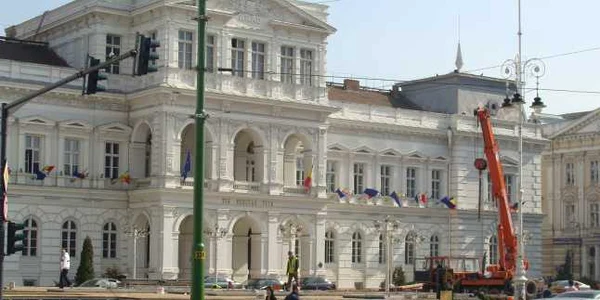 Se lucrează la montarea platformelor