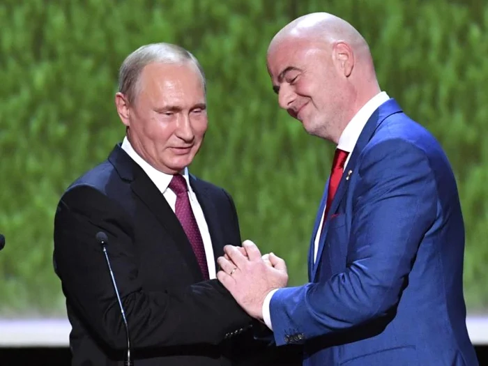 Preşedintele FIFA, Giani Infantino (dreapta), pe când făcea poze cu Vladimir Putin