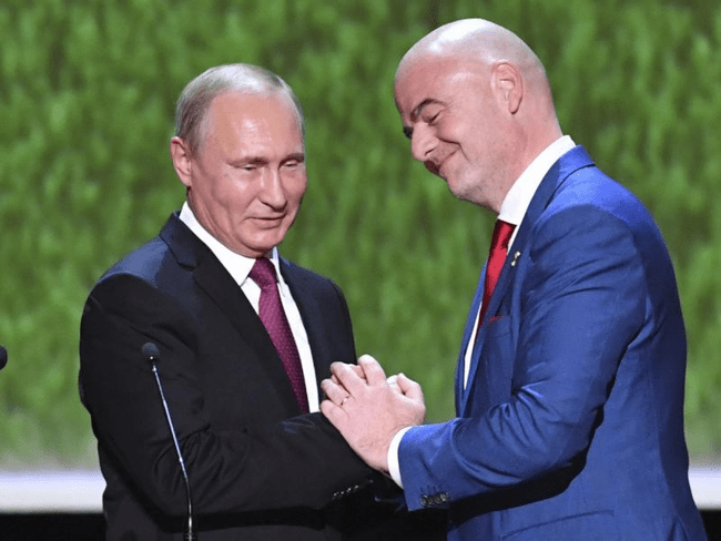 Șeful FIFA, cel care a inventat un premiu special pentru Trump, susține că Rusia ar trebui să revină în fotbalul internațional: „Trebuie să o facem”