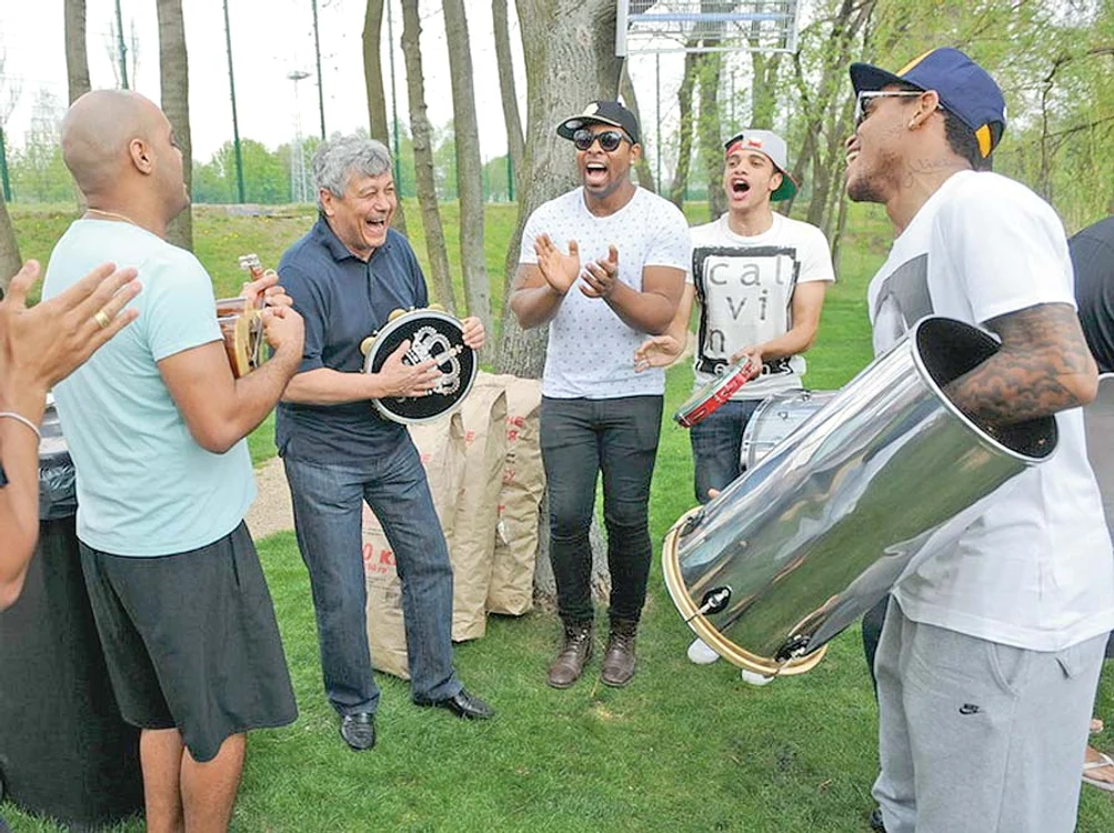 Mircea Lucescu s-a distrat cot la cot cu jucătorii săi brazilieni la petrecerea dată de aceştia la Doneţk