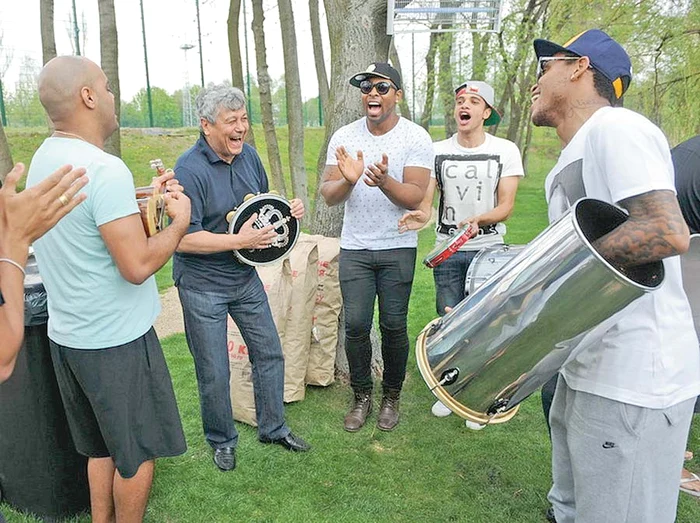 
    Mircea Lucescu s-a distrat  cot la cot cu jucătorii săi  brazilieni la petrecerea  dată de aceştia la Doneţk  