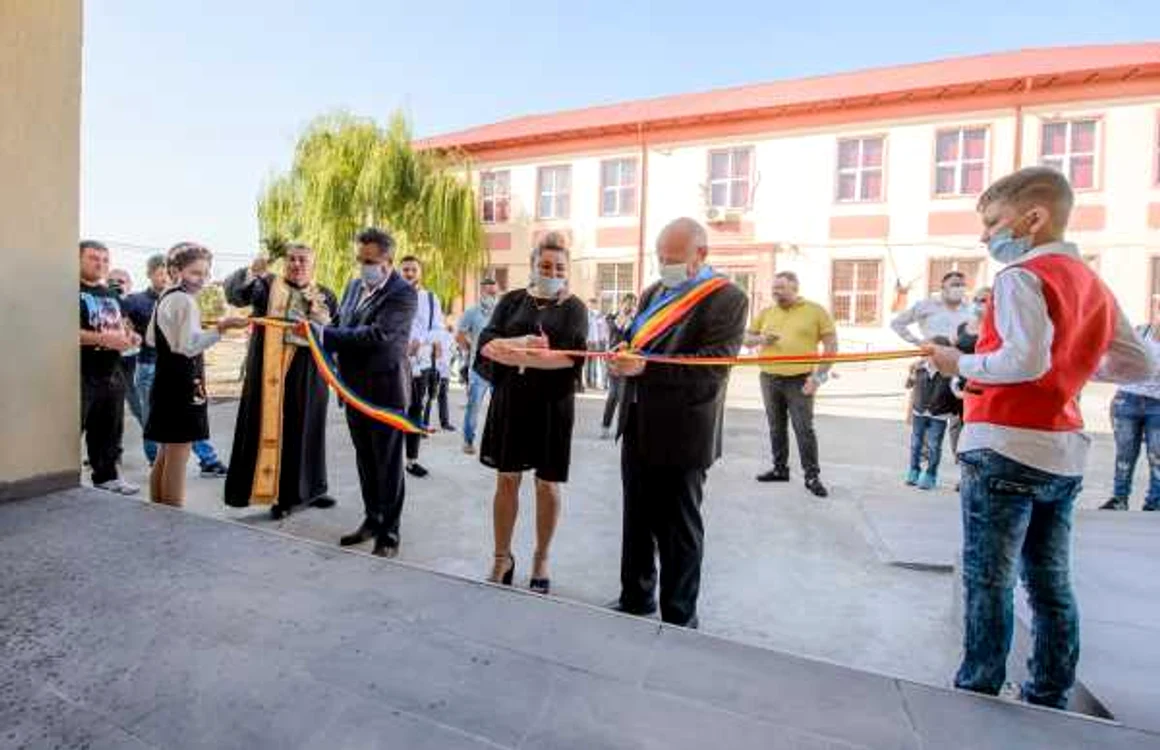 Mihai lupu inaugureaza o scoala nefunctionala forto facebook