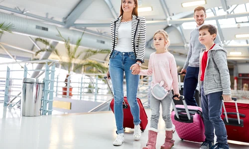 familie cu copii in aeroport pleaca in vacanta jpeg