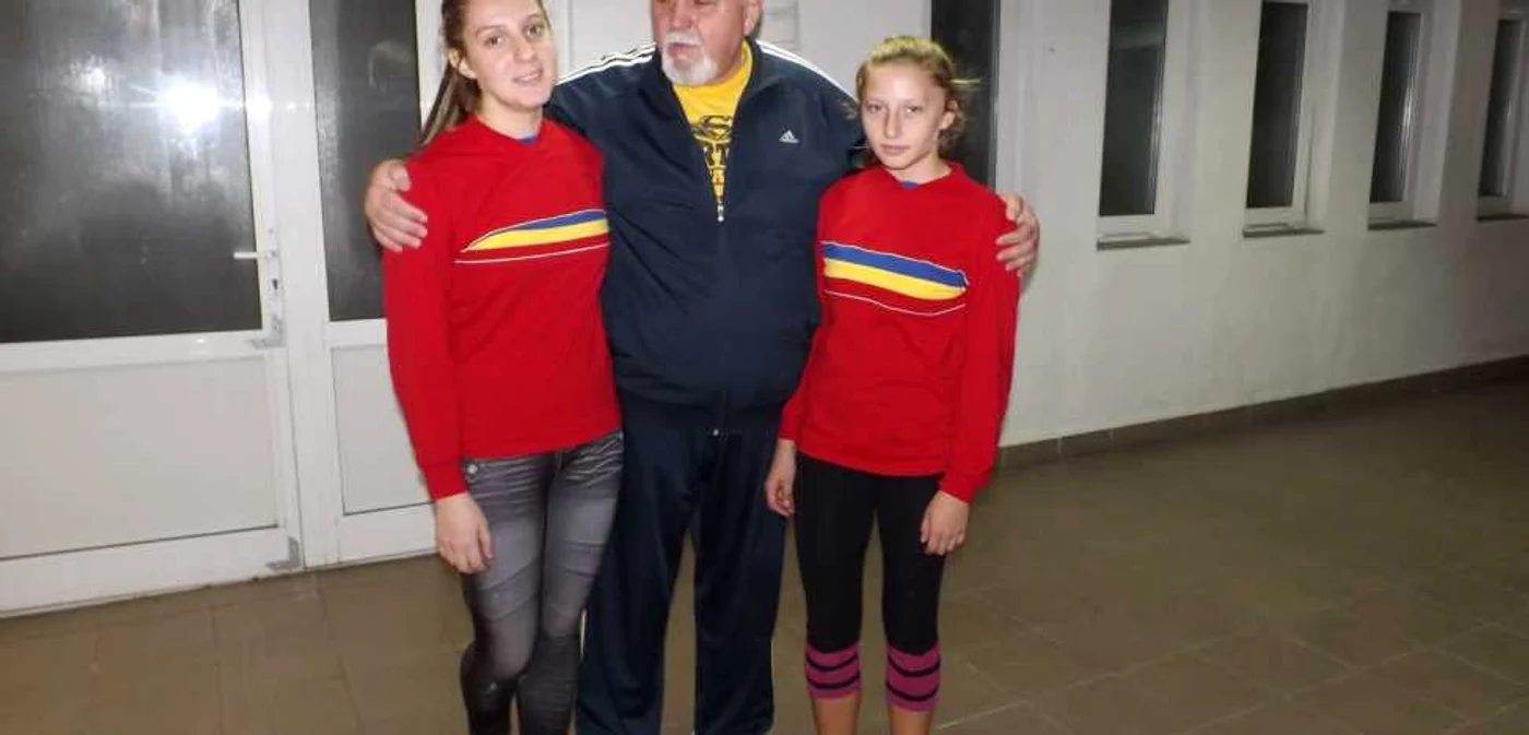 Surorile Ungureanu alături de antrenorul emerit Marin Dobrescu FOTO Corina Macavei