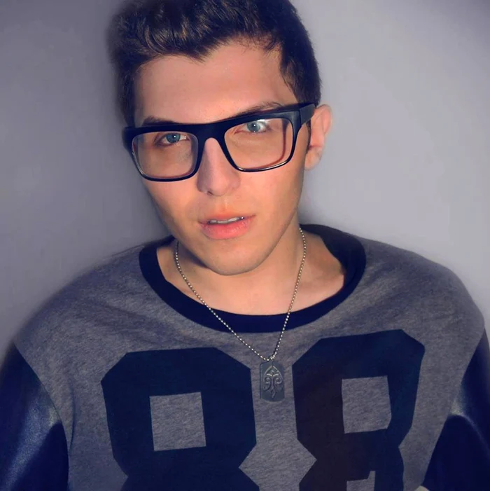 
    Mike il imită pe Justin Bieber  